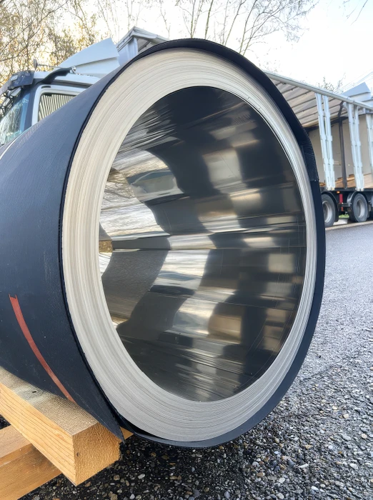 Extérieur, zone industrielle, sol en graviers