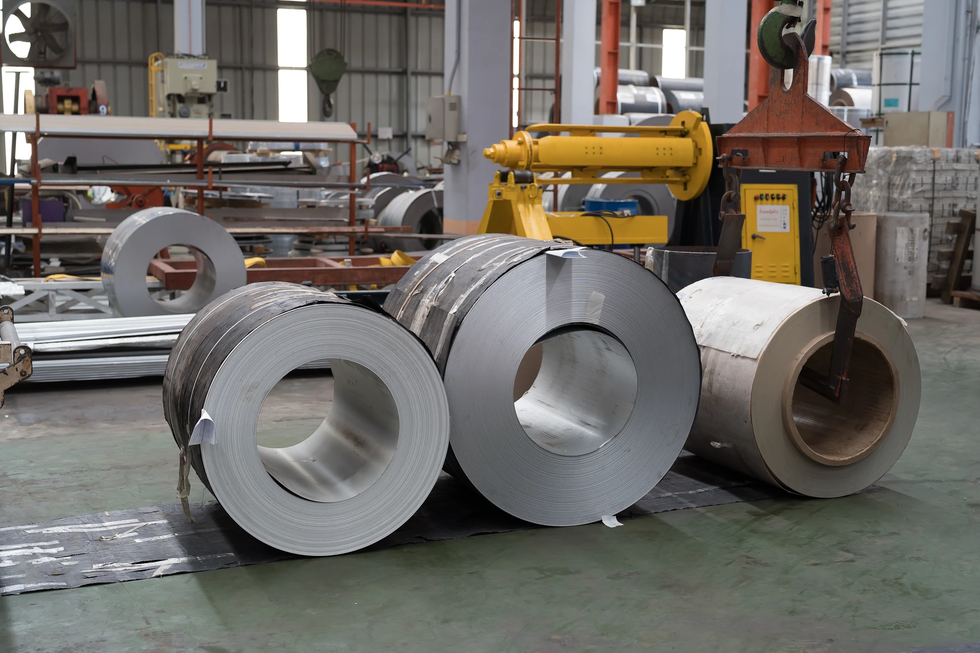 Intérieur industriel présentant des plaques métalliques empilées en quinconce