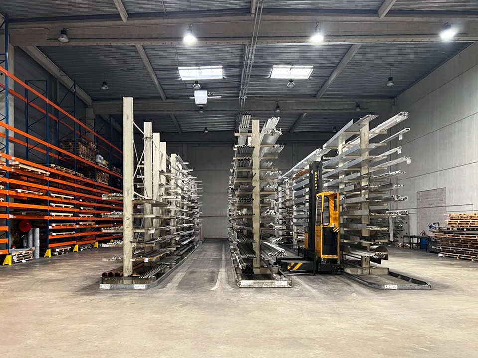 Entrepôt industriel avec rangées de flight cases professionnels empilés