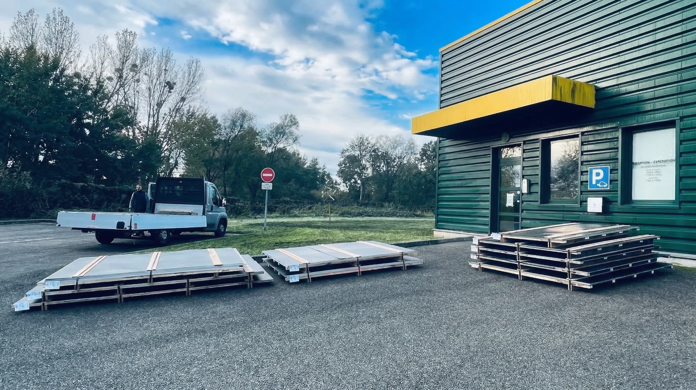 Rayonnage m&eacute;tallique industriel avec canettes aluminium stock&eacute;es sur &eacute;tag&egrave;res perfor&eacute;es