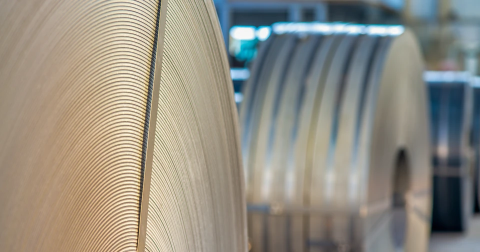 Entrepôt industriel moderne avec porte de quai fermée, sol en béton poli réfléchissant, structure métallique apparente avec poutres en acier galvanisé, éclairage LED haute intensité suspendu