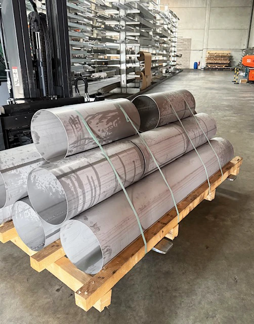 Livraison de panneaux solaires photovoltaïques devant un bâtiment commercial