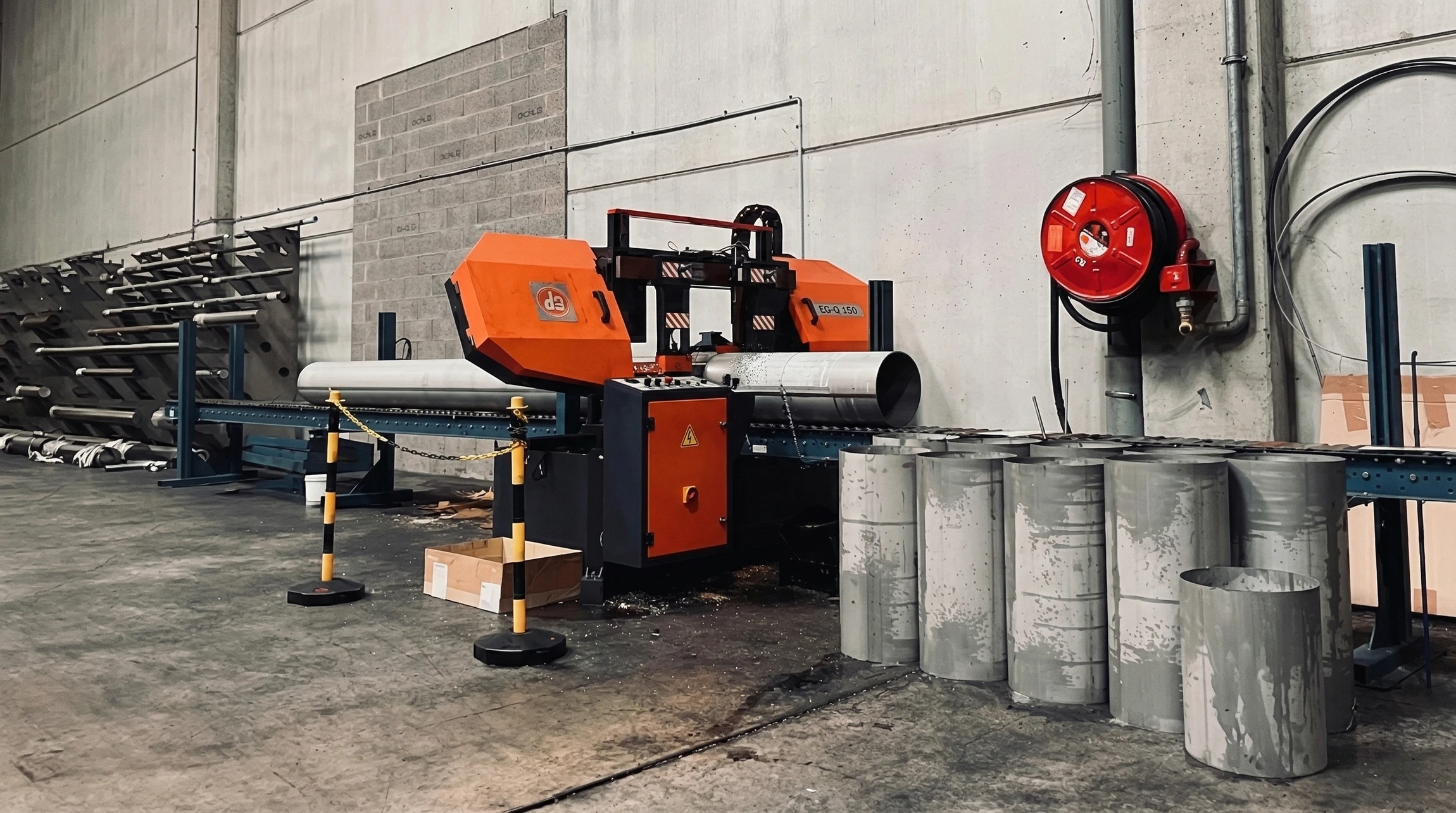 Photographie professionnelle d'un entrepôt de distribution de métaux inoxydables : rangées de barres, tubes et profilés en inox et aluminium organisés par matériau et dimension sur des rayonnages métalliques robustes, avec bonne signalétique de stockage visible. La photo capture l'ordre, la professionnalité et la variété des produits disponibles dans un contexte de distribution B2B moderne.